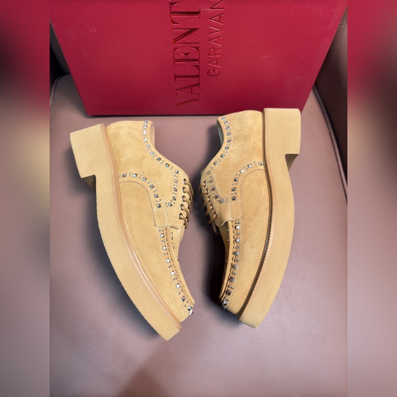 VALENTINO華倫天奴新款男士樂福鞋，鉚釘裝飾設(shè)計。時尚休閑皮鞋，這款樂福鞋