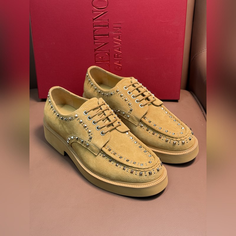 VALENTINO華倫天奴新款男士樂福鞋，鉚釘裝飾設(shè)計。時尚休閑皮鞋，這款樂福鞋