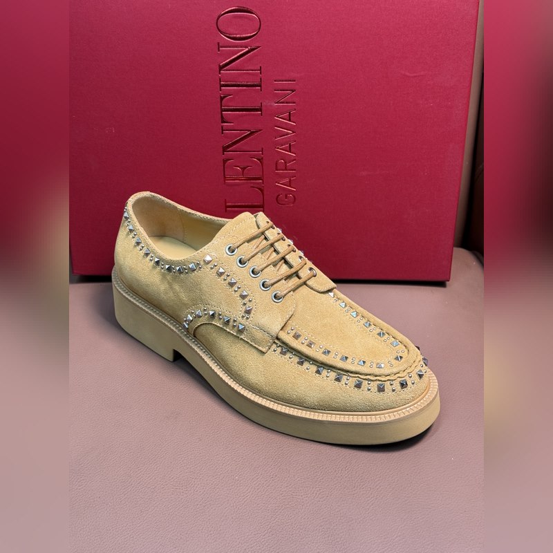 VALENTINO華倫天奴新款男士樂福鞋，鉚釘裝飾設(shè)計。時尚休閑皮鞋，這款樂福鞋