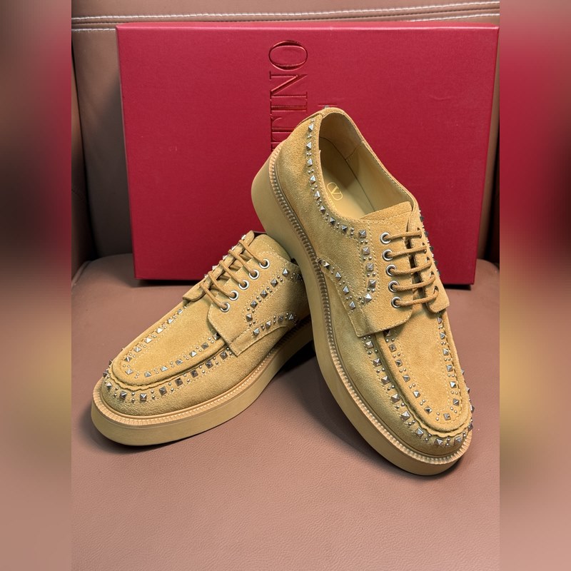 VALENTINO華倫天奴新款男士樂福鞋，鉚釘裝飾設(shè)計。時尚休閑皮鞋，這款樂福鞋
