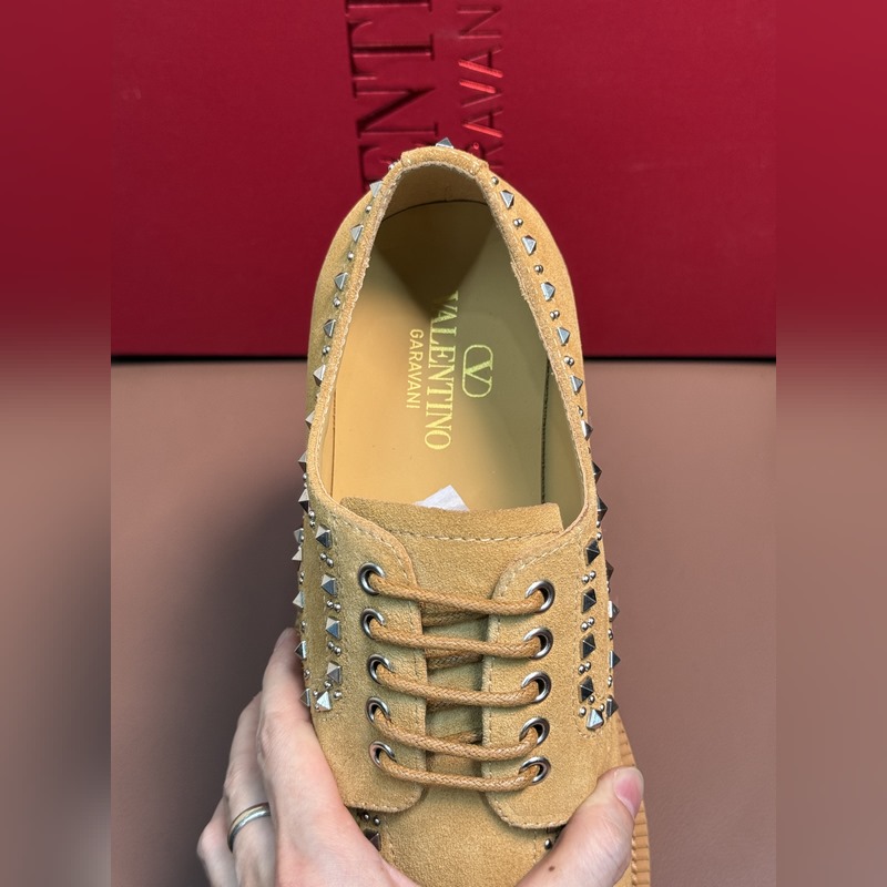 VALENTINO華倫天奴新款男士樂福鞋，鉚釘裝飾設(shè)計。時尚休閑皮鞋，這款樂福鞋