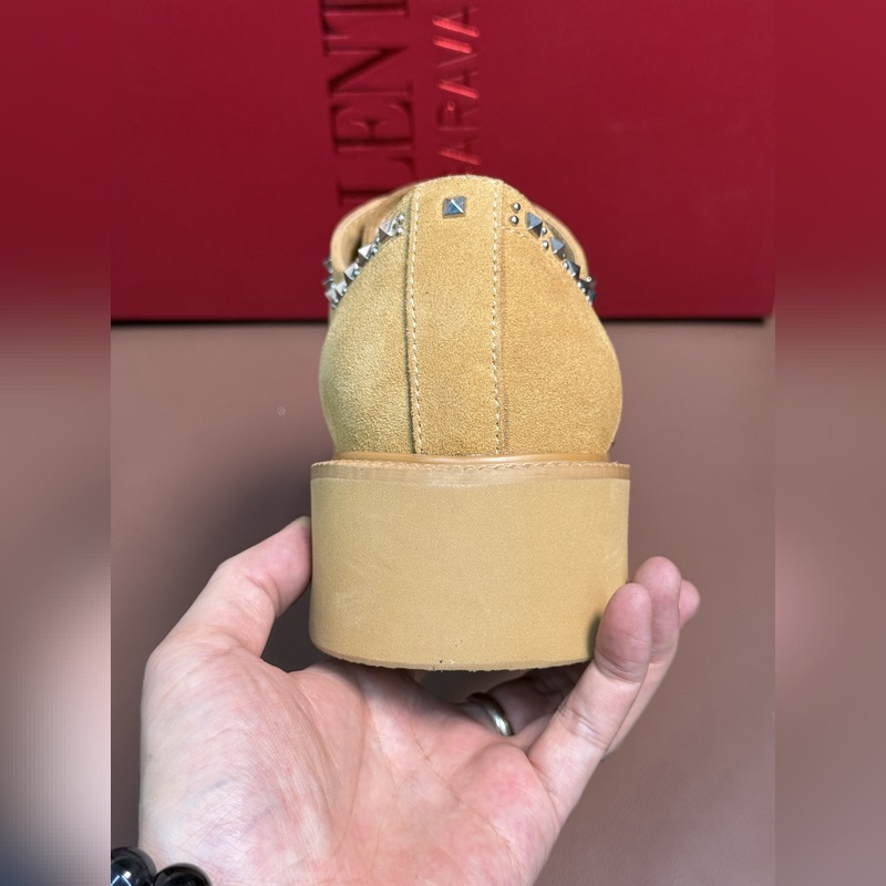 VALENTINO華倫天奴新款男士樂福鞋，鉚釘裝飾設(shè)計。時尚休閑皮鞋，這款樂福鞋