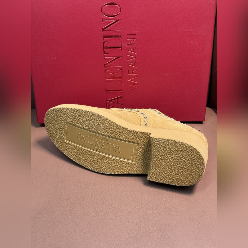 VALENTINO華倫天奴新款男士樂福鞋，鉚釘裝飾設(shè)計。時尚休閑皮鞋，這款樂福鞋