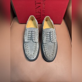 VALENTINO華倫天奴新款男士樂(lè)福鞋，鉚釘裝飾設(shè)計(jì)。時(shí)尚休閑皮鞋，這款樂(lè)福鞋