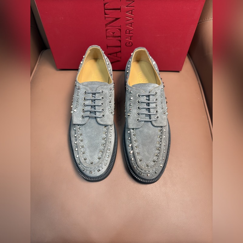 VALENTINO華倫天奴新款男士樂福鞋，鉚釘裝飾設計。時尚休閑皮鞋，這款樂福鞋