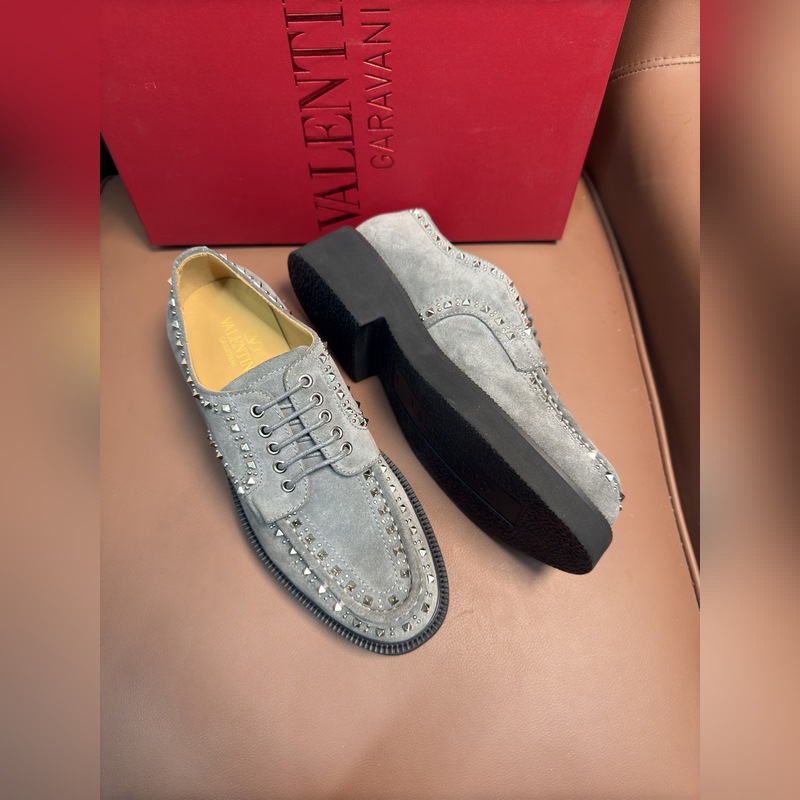 VALENTINO華倫天奴新款男士樂福鞋，鉚釘裝飾設計。時尚休閑皮鞋，這款樂福鞋