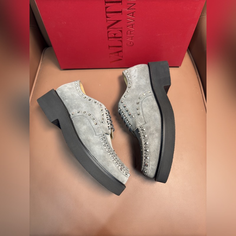 VALENTINO華倫天奴新款男士樂福鞋，鉚釘裝飾設計。時尚休閑皮鞋，這款樂福鞋