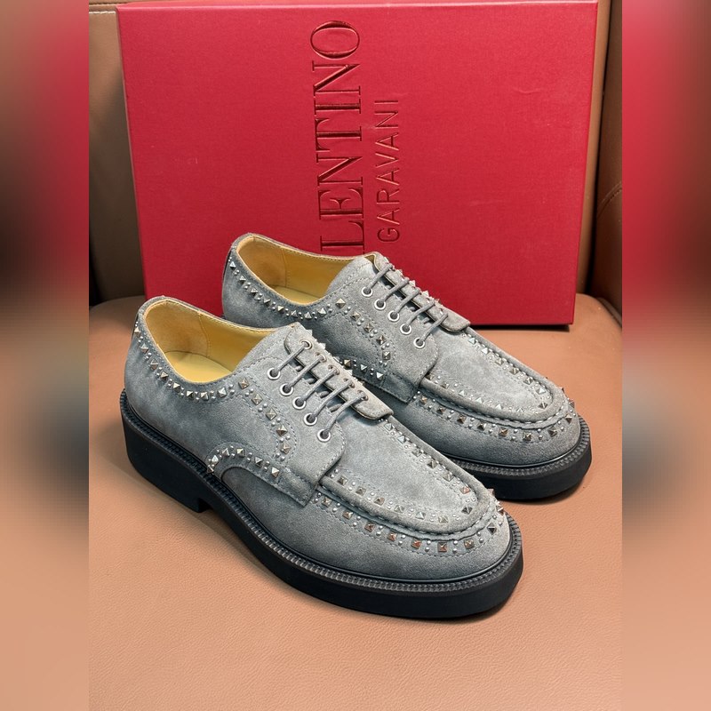 VALENTINO華倫天奴新款男士樂福鞋，鉚釘裝飾設計。時尚休閑皮鞋，這款樂福鞋