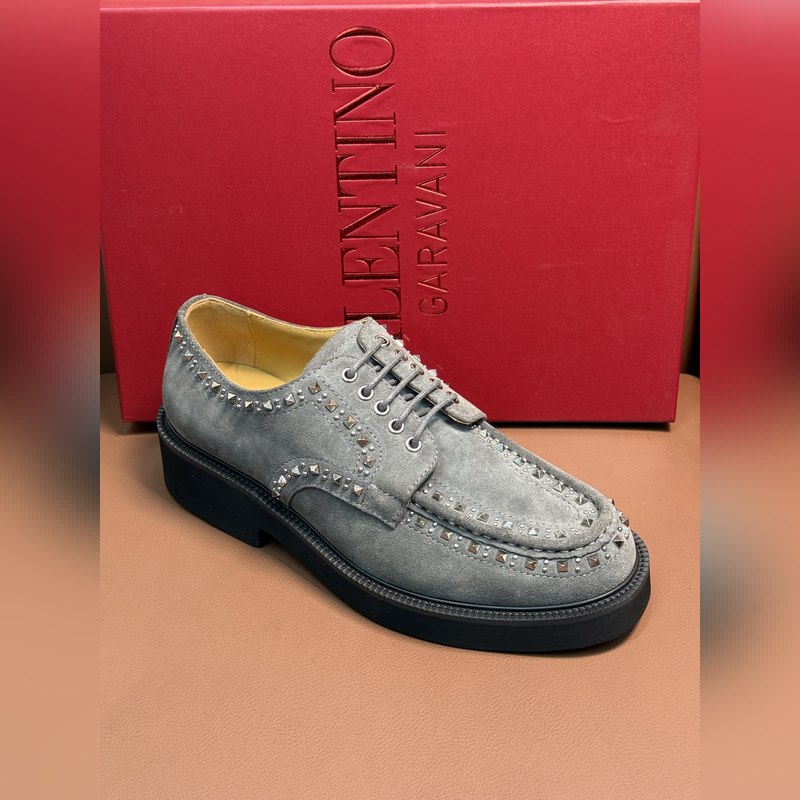 VALENTINO華倫天奴新款男士樂福鞋，鉚釘裝飾設計。時尚休閑皮鞋，這款樂福鞋