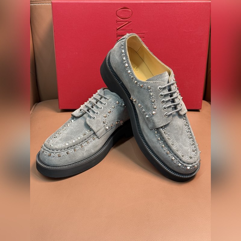 VALENTINO華倫天奴新款男士樂福鞋，鉚釘裝飾設計。時尚休閑皮鞋，這款樂福鞋