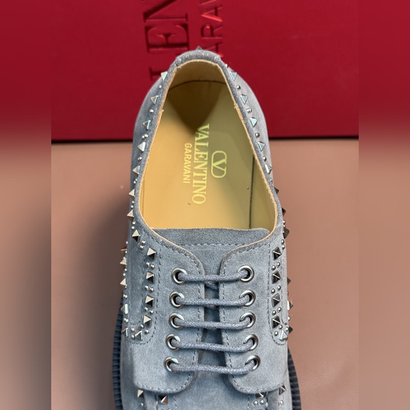 VALENTINO華倫天奴新款男士樂福鞋，鉚釘裝飾設計。時尚休閑皮鞋，這款樂福鞋