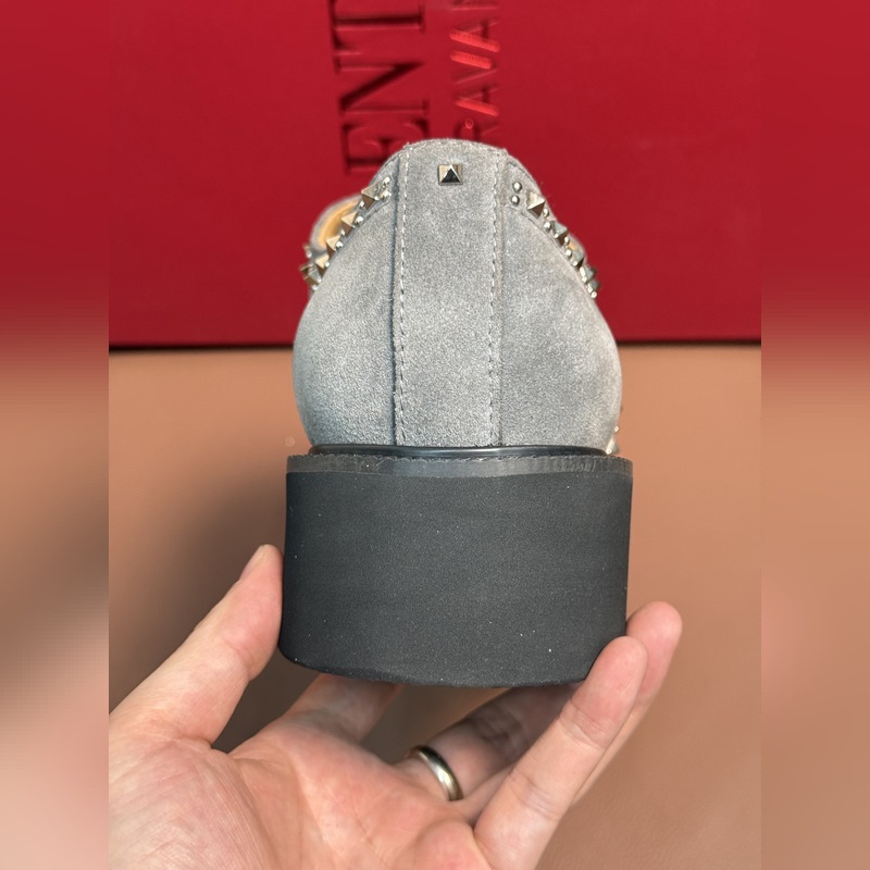 VALENTINO華倫天奴新款男士樂福鞋，鉚釘裝飾設計。時尚休閑皮鞋，這款樂福鞋