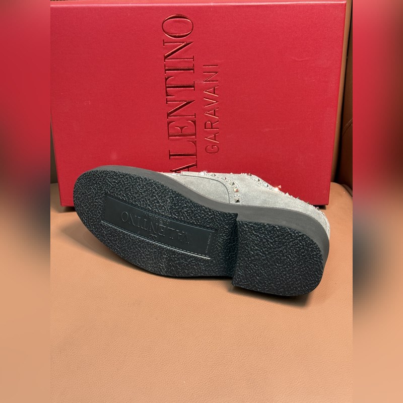 VALENTINO華倫天奴新款男士樂福鞋，鉚釘裝飾設計。時尚休閑皮鞋，這款樂福鞋