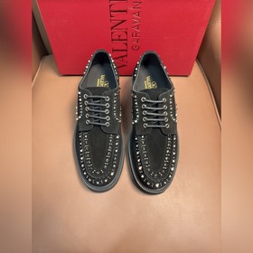 VALENTINO華倫天奴新款男士樂(lè)福鞋，鉚釘裝飾設(shè)計(jì)。時(shí)尚休閑皮鞋，這款樂(lè)福鞋