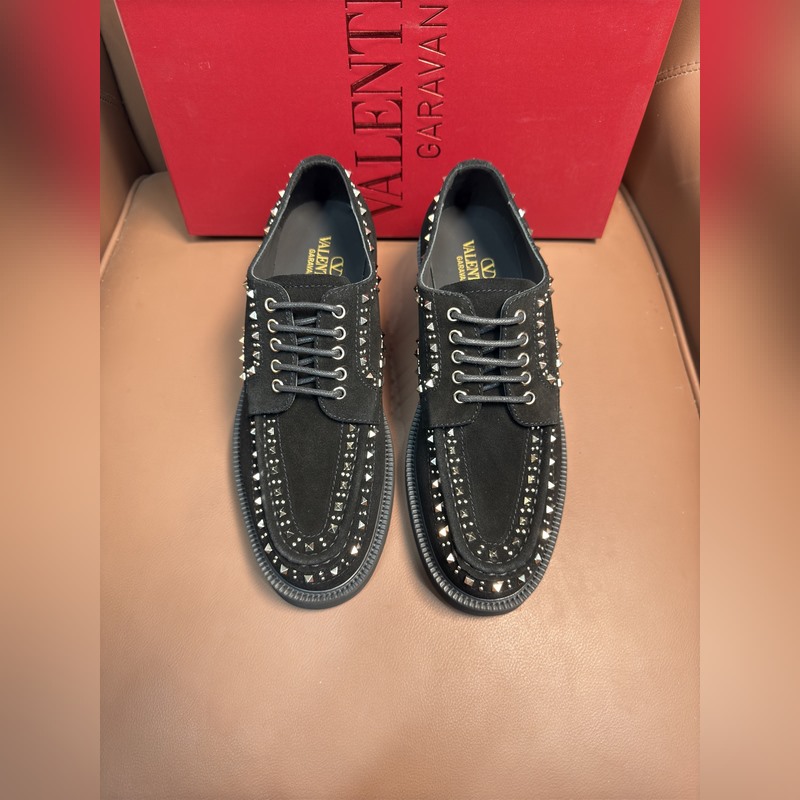 VALENTINO華倫天奴新款男士樂福鞋，鉚釘裝飾設計。時尚休閑皮鞋，這款樂福鞋