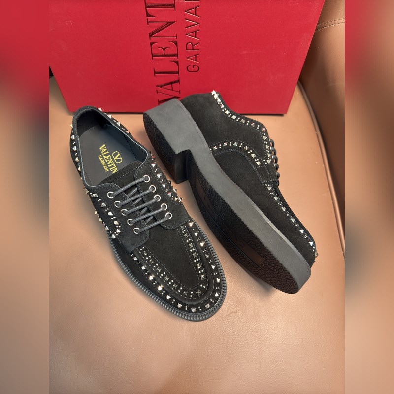 VALENTINO華倫天奴新款男士樂福鞋，鉚釘裝飾設計。時尚休閑皮鞋，這款樂福鞋