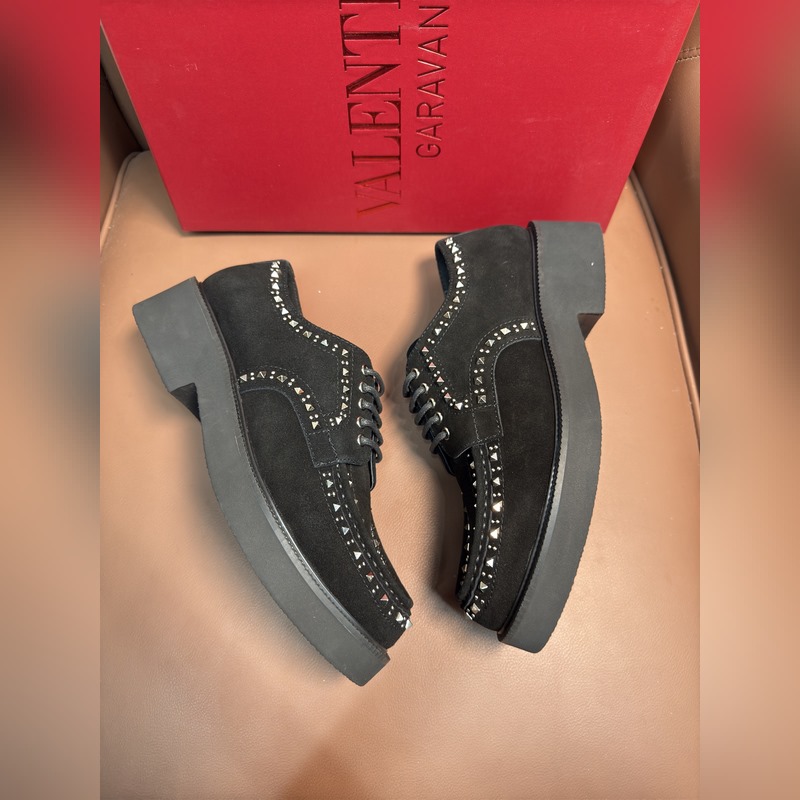 VALENTINO華倫天奴新款男士樂福鞋，鉚釘裝飾設計。時尚休閑皮鞋，這款樂福鞋