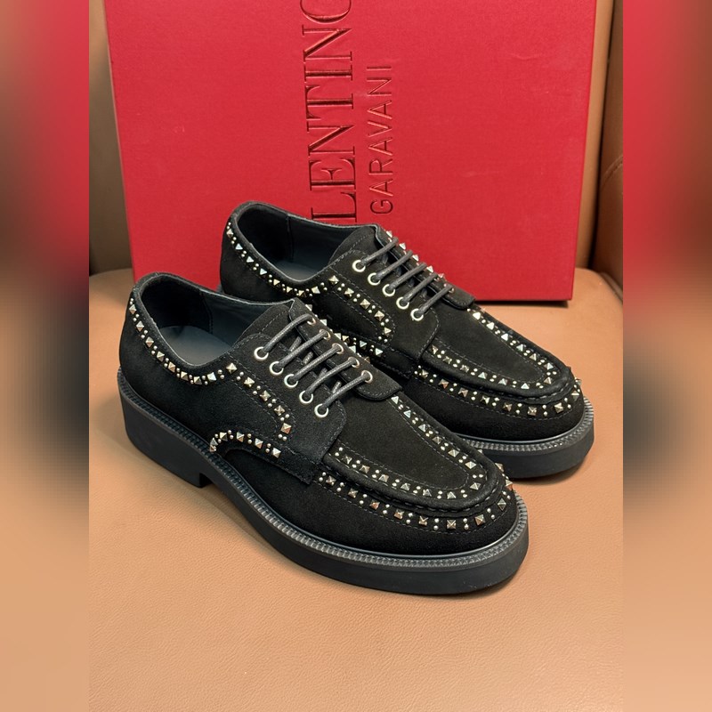 VALENTINO華倫天奴新款男士樂福鞋，鉚釘裝飾設計。時尚休閑皮鞋，這款樂福鞋