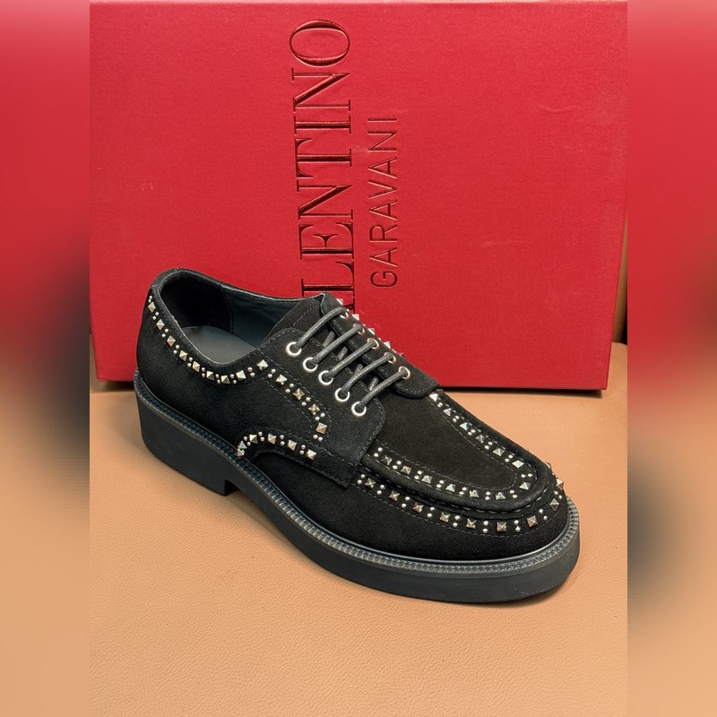 VALENTINO華倫天奴新款男士樂福鞋，鉚釘裝飾設計。時尚休閑皮鞋，這款樂福鞋