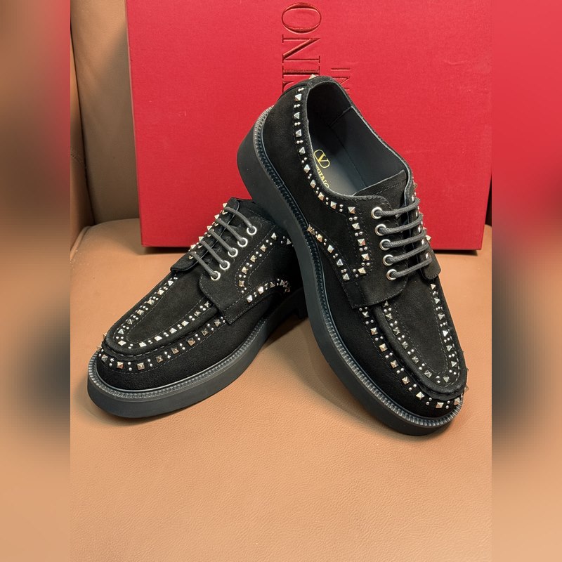 VALENTINO華倫天奴新款男士樂福鞋，鉚釘裝飾設計。時尚休閑皮鞋，這款樂福鞋