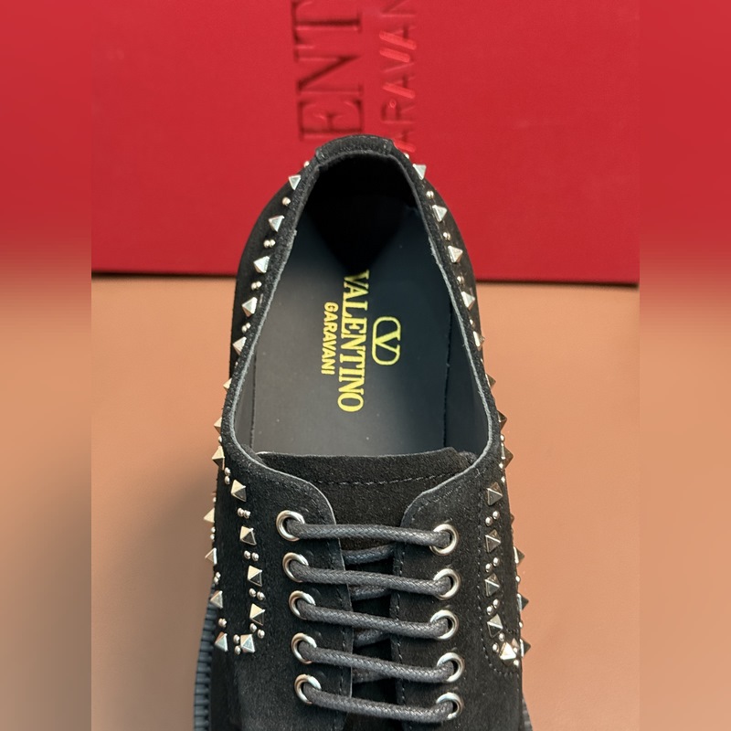 VALENTINO華倫天奴新款男士樂福鞋，鉚釘裝飾設計。時尚休閑皮鞋，這款樂福鞋