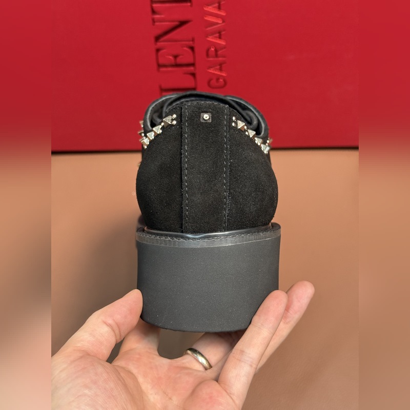 VALENTINO華倫天奴新款男士樂福鞋，鉚釘裝飾設計。時尚休閑皮鞋，這款樂福鞋