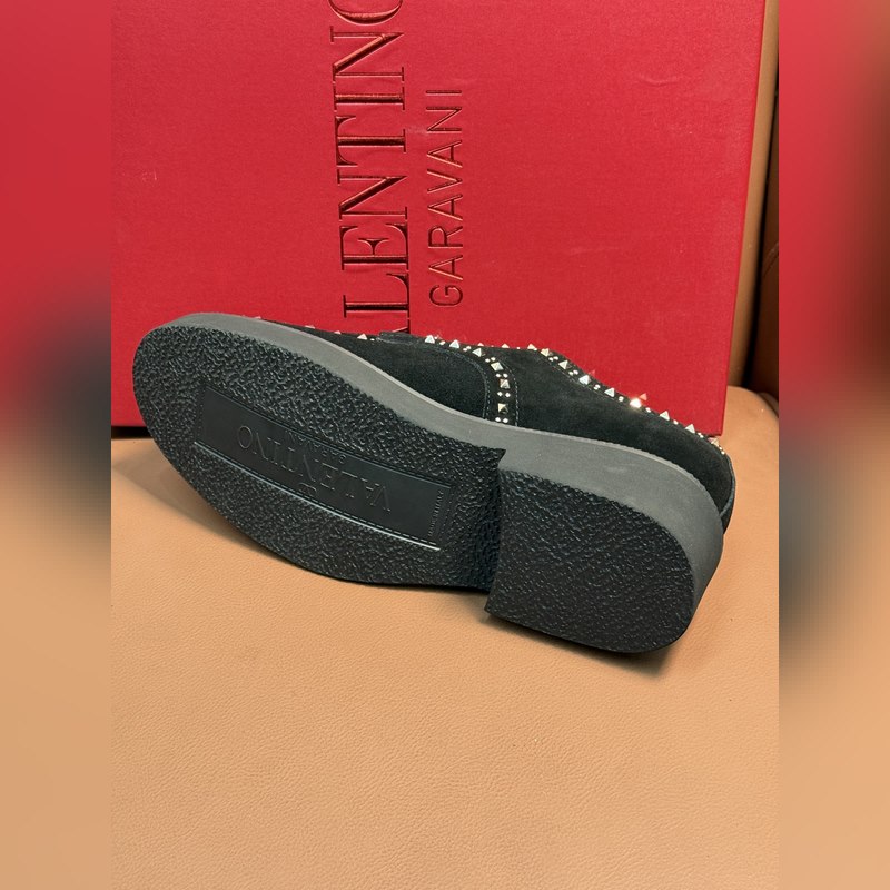 VALENTINO華倫天奴新款男士樂福鞋，鉚釘裝飾設計。時尚休閑皮鞋，這款樂福鞋
