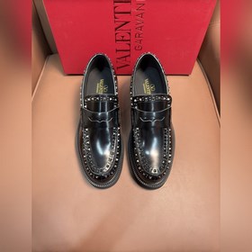 VALENTINO華倫天奴新款男士樂(lè)福鞋，鉚釘裝飾設(shè)計(jì)。時(shí)尚休閑皮鞋，這款樂(lè)福鞋