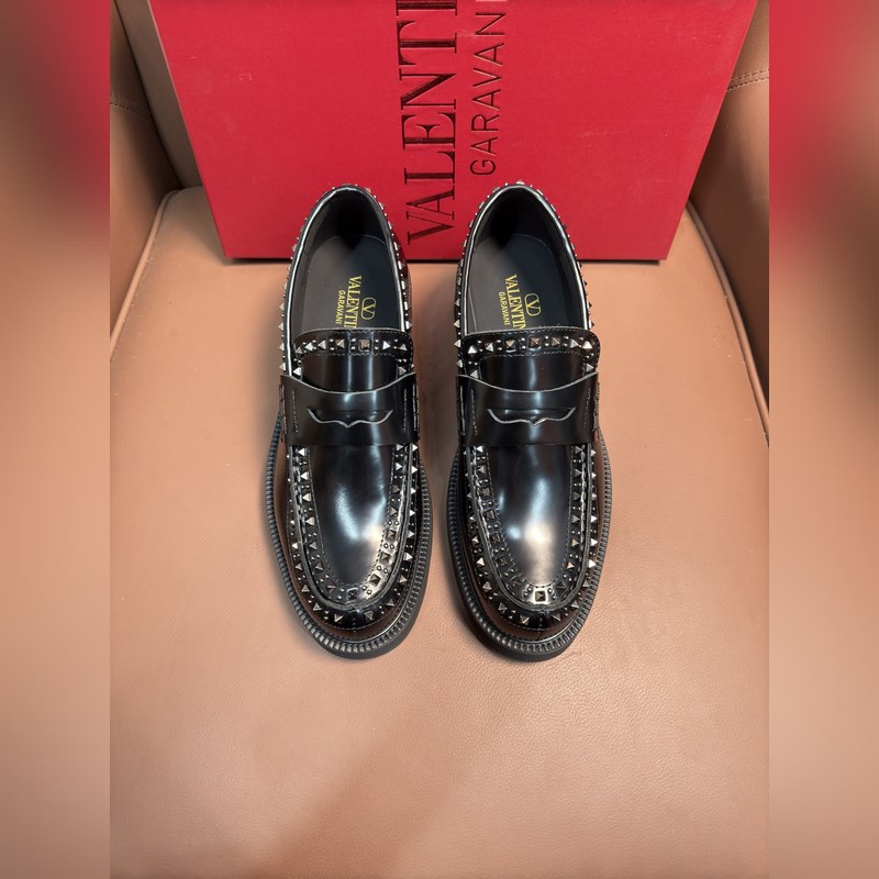 VALENTINO華倫天奴新款男士樂福鞋，鉚釘裝飾設計。時尚休閑皮鞋，這款樂福鞋