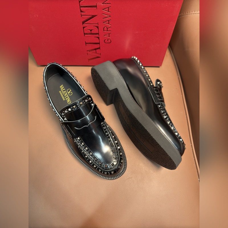 VALENTINO華倫天奴新款男士樂福鞋，鉚釘裝飾設計。時尚休閑皮鞋，這款樂福鞋