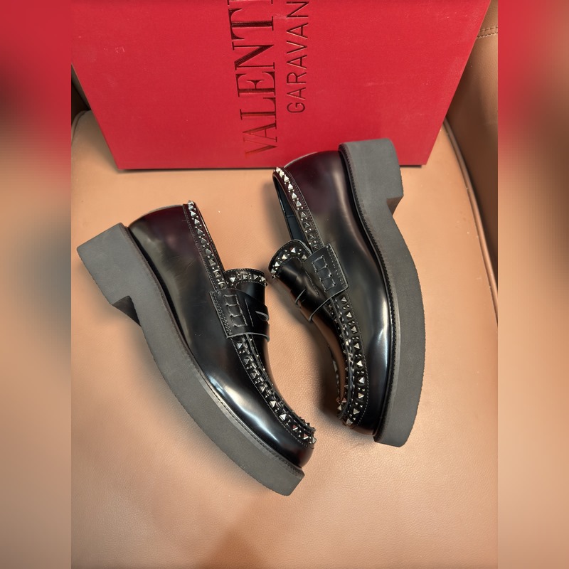 VALENTINO華倫天奴新款男士樂福鞋，鉚釘裝飾設計。時尚休閑皮鞋，這款樂福鞋