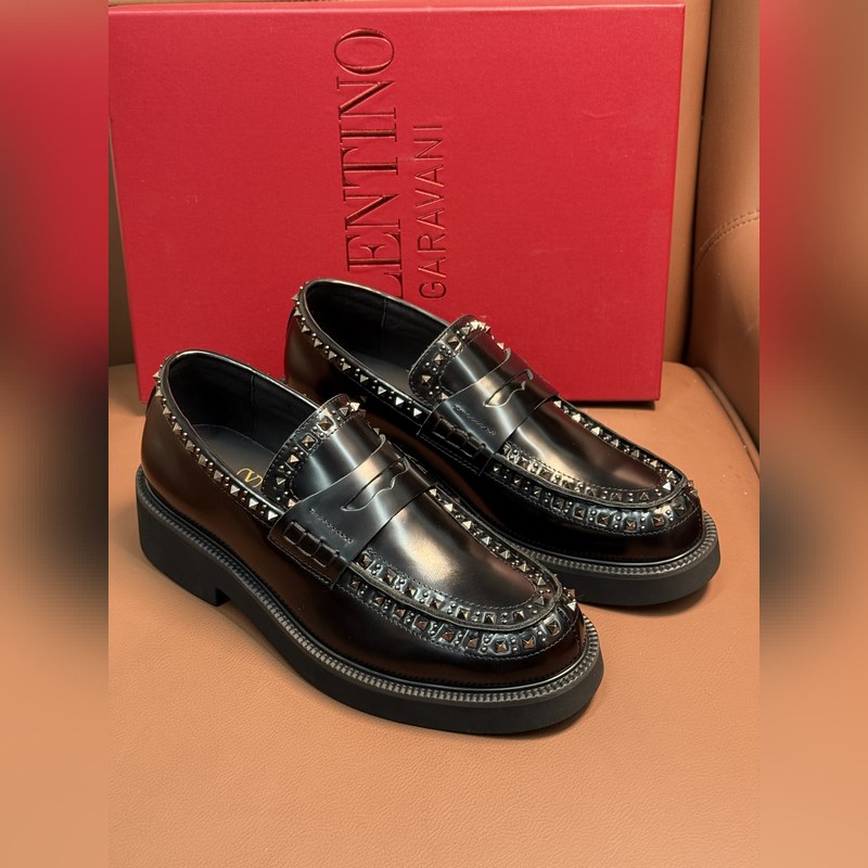 VALENTINO華倫天奴新款男士樂福鞋，鉚釘裝飾設計。時尚休閑皮鞋，這款樂福鞋