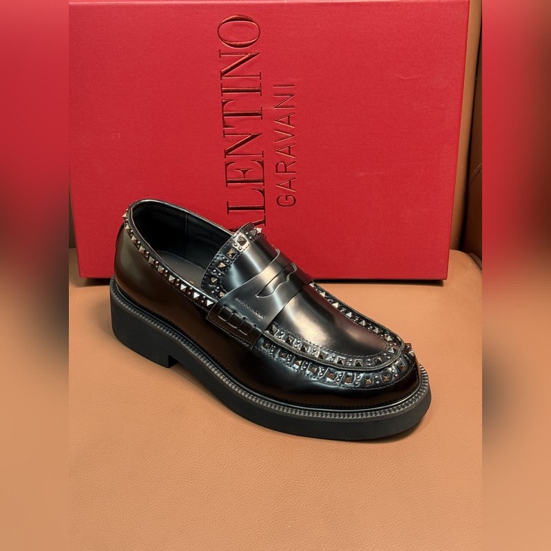 VALENTINO華倫天奴新款男士樂福鞋，鉚釘裝飾設計。時尚休閑皮鞋，這款樂福鞋