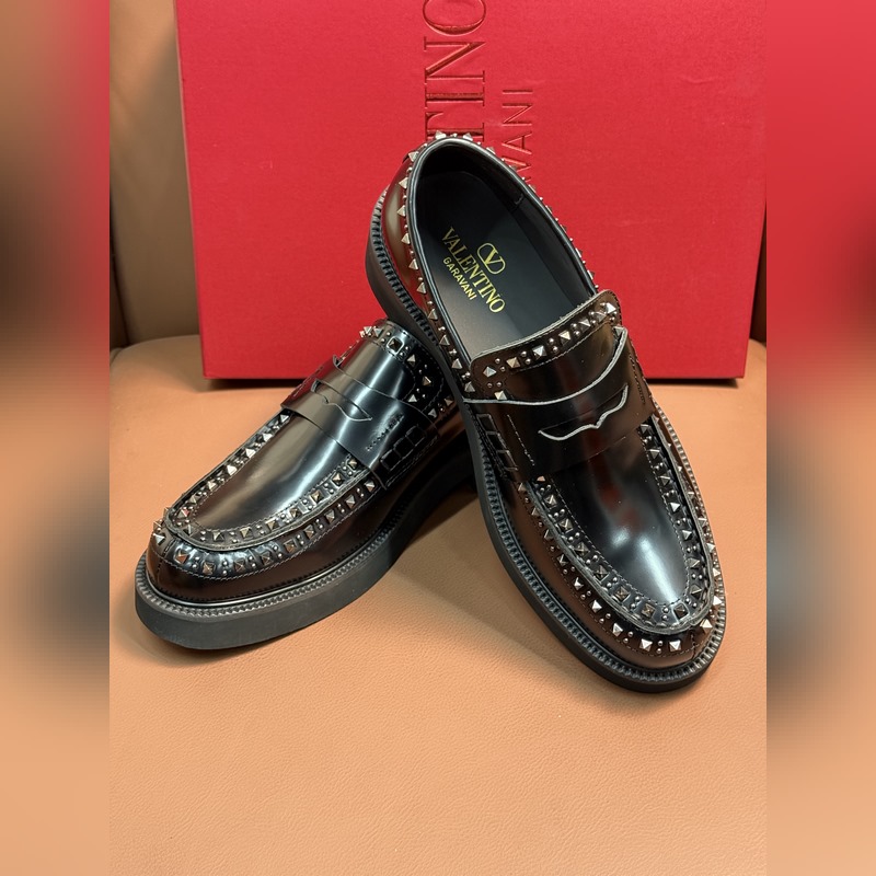 VALENTINO華倫天奴新款男士樂福鞋，鉚釘裝飾設計。時尚休閑皮鞋，這款樂福鞋
