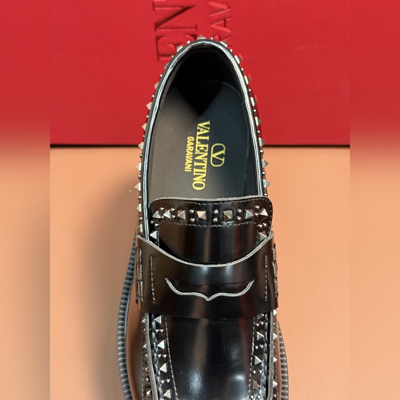 VALENTINO華倫天奴新款男士樂福鞋，鉚釘裝飾設計。時尚休閑皮鞋，這款樂福鞋