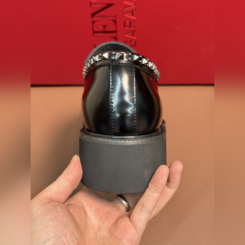 VALENTINO華倫天奴新款男士樂福鞋，鉚釘裝飾設計。時尚休閑皮鞋，這款樂福鞋