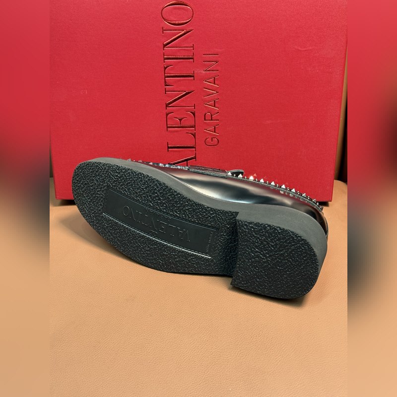 VALENTINO華倫天奴新款男士樂福鞋，鉚釘裝飾設計。時尚休閑皮鞋，這款樂福鞋