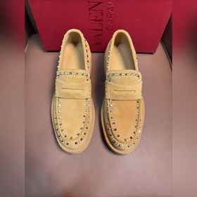 VALENTINO華倫天奴新款男士樂(lè)福鞋，鉚釘裝飾設(shè)計(jì)。時(shí)尚休閑皮鞋，這款樂(lè)福鞋