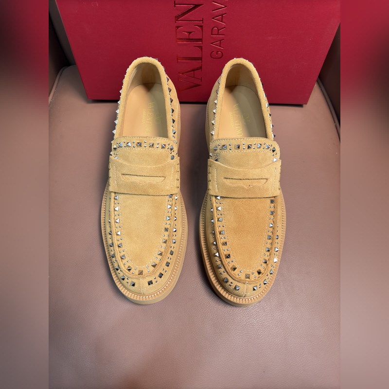 VALENTINO華倫天奴新款男士樂福鞋，鉚釘裝飾設計。時尚休閑皮鞋，這款樂福鞋