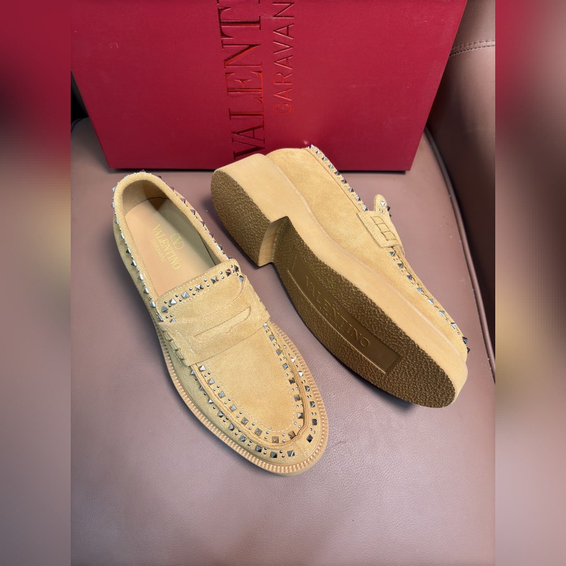 VALENTINO華倫天奴新款男士樂福鞋，鉚釘裝飾設計。時尚休閑皮鞋，這款樂福鞋