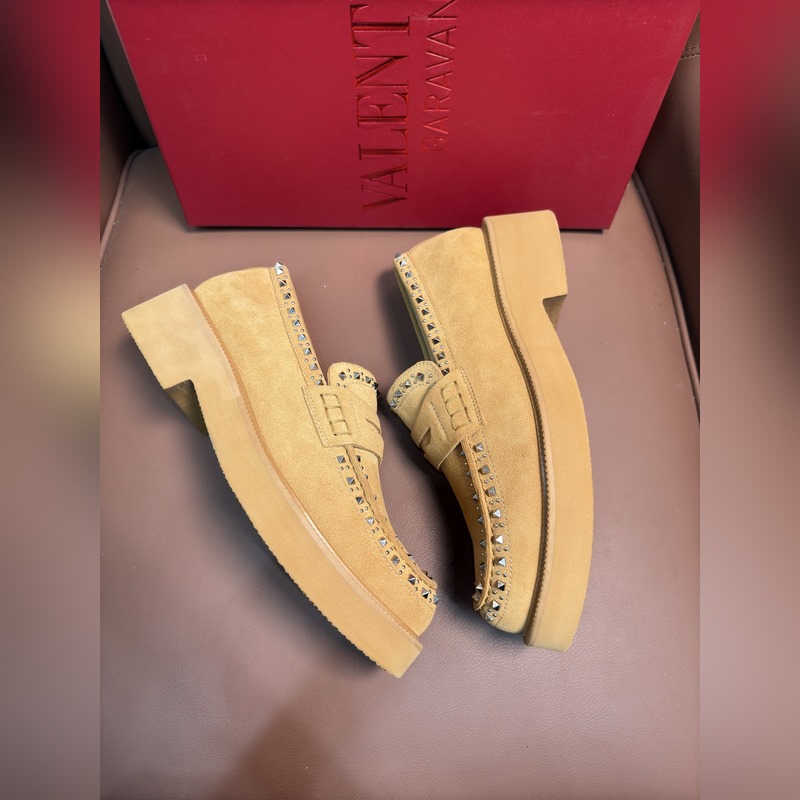 VALENTINO華倫天奴新款男士樂福鞋，鉚釘裝飾設計。時尚休閑皮鞋，這款樂福鞋