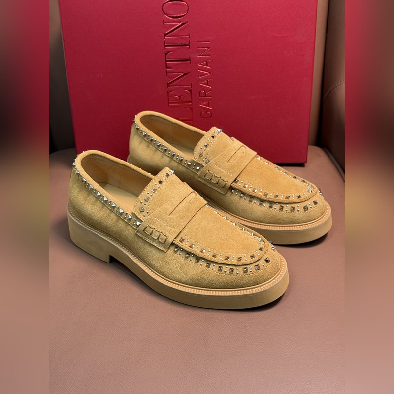 VALENTINO華倫天奴新款男士樂福鞋，鉚釘裝飾設計。時尚休閑皮鞋，這款樂福鞋