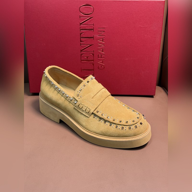 VALENTINO華倫天奴新款男士樂福鞋，鉚釘裝飾設計。時尚休閑皮鞋，這款樂福鞋