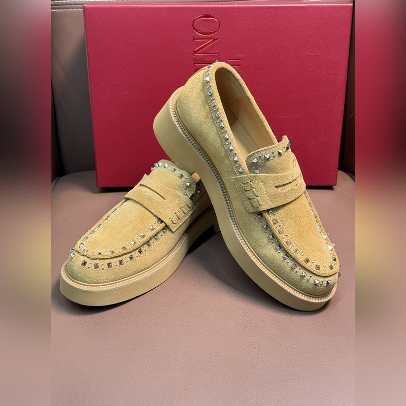 VALENTINO華倫天奴新款男士樂福鞋，鉚釘裝飾設計。時尚休閑皮鞋，這款樂福鞋