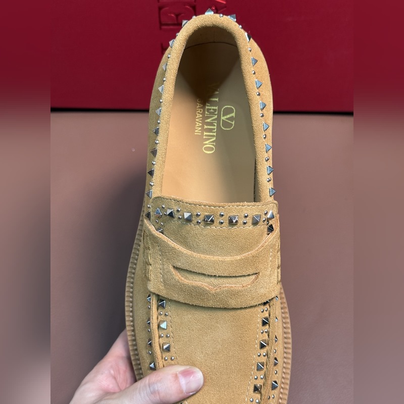 VALENTINO華倫天奴新款男士樂福鞋，鉚釘裝飾設計。時尚休閑皮鞋，這款樂福鞋