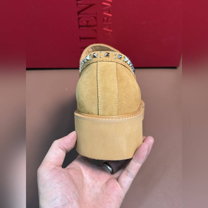 VALENTINO華倫天奴新款男士樂福鞋，鉚釘裝飾設計。時尚休閑皮鞋，這款樂福鞋