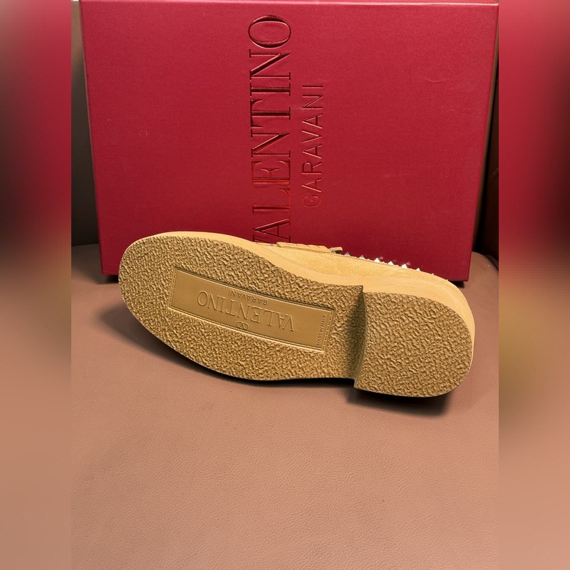 VALENTINO華倫天奴新款男士樂福鞋，鉚釘裝飾設計。時尚休閑皮鞋，這款樂福鞋