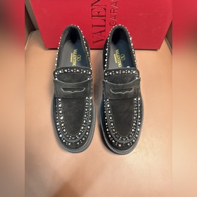 VALENTINO華倫天奴新款男士樂(lè)福鞋，鉚釘裝飾設(shè)計(jì)。時(shí)尚休閑皮鞋，這款樂(lè)福鞋