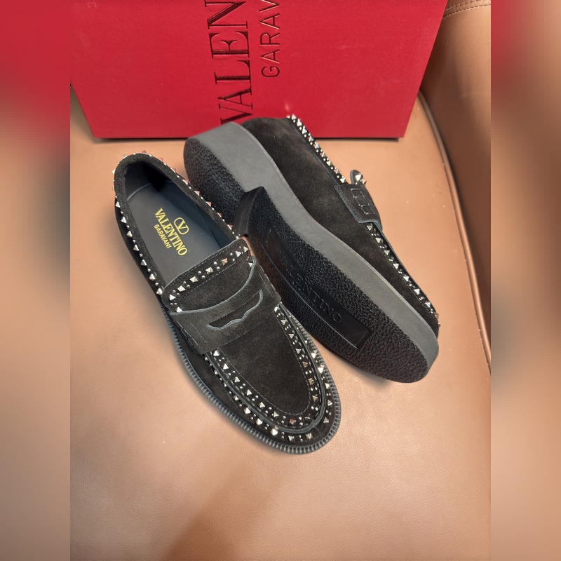 VALENTINO華倫天奴新款男士樂福鞋，鉚釘裝飾設計。時尚休閑皮鞋，這款樂福鞋