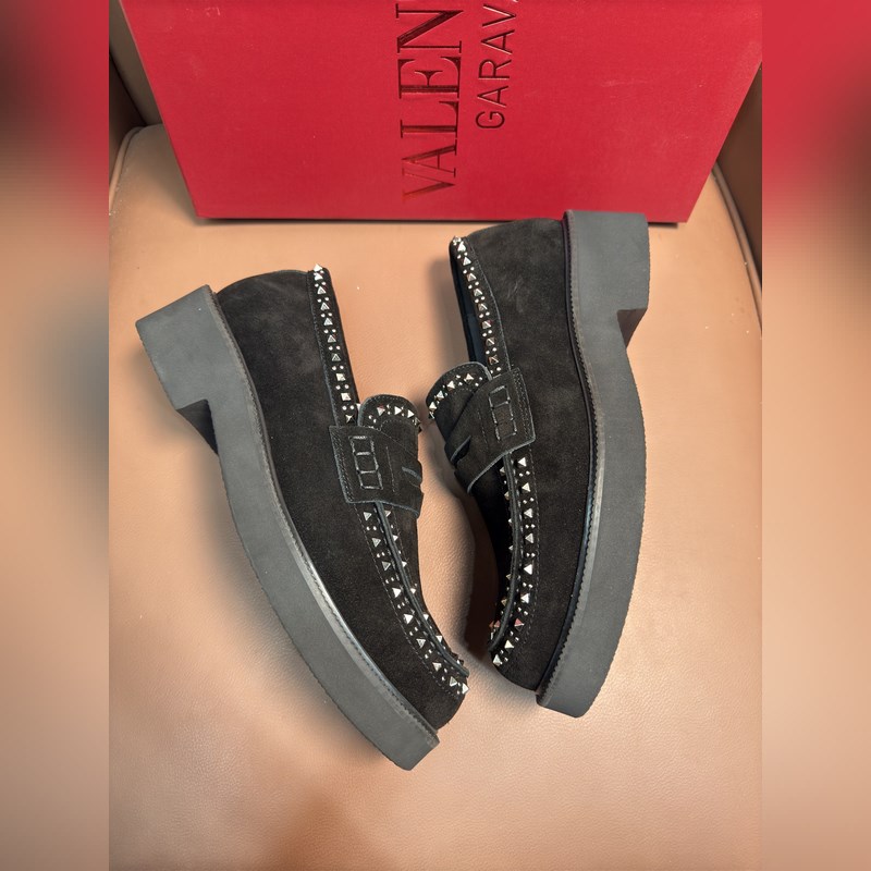 VALENTINO華倫天奴新款男士樂福鞋，鉚釘裝飾設計。時尚休閑皮鞋，這款樂福鞋